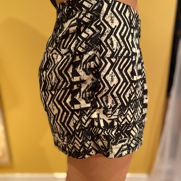 Silence + Noise Printed Mid Rise Shorts - Picture 2 of 5